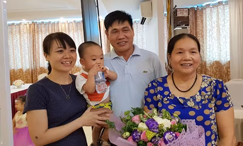 Ky tich, nguoi phu nu 60 tuoi sinh con, nuoi con bang sua me