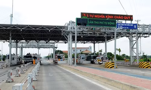 Tai xe buc xuc vi thu tuc nhieu khe de duoc giam phi qua tram BOT-Hinh-2