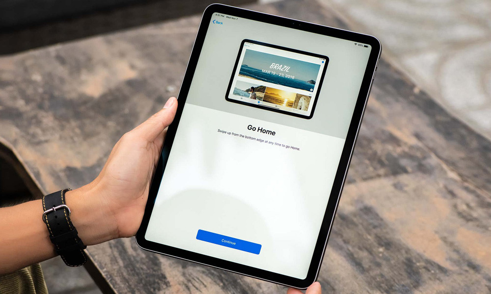 Và giờ đây, chúng ta được nghe tin về một màn hình công nghệ ProMotion giống như iPad Pro đã ra mắt. Về cơ bản, màn hình ProMotion có thể tùy chỉnh được tốc độ làm tươi. Với tốc độ tối đa 120Hz, khi người dùng thao tác cuộn hoặc xem video, chơi game, màn hình sẽ hiển thị nhiều cảnh hành động mượt mà hơn rất nhiều.