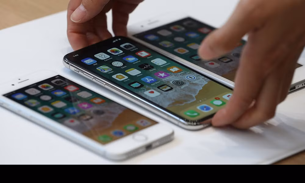 Dù phát triển theo hướng nào, thì cả thế giới công nghệ vẫn sẽ luôn dõi theo từng bước đi của gã khổng lồ Apple. Biết bao lần, ngay khi hãng tung ra những sản phẩm mới, cơn mưa gạch đá liền rơi xuống. Tuy nhiên, Apple với những chiếc iPhone, iPad… tuyệt vời vẫn bán rất chạy và giữ vững vị trí số 1 trên bảng xếp hạng công nghệ.