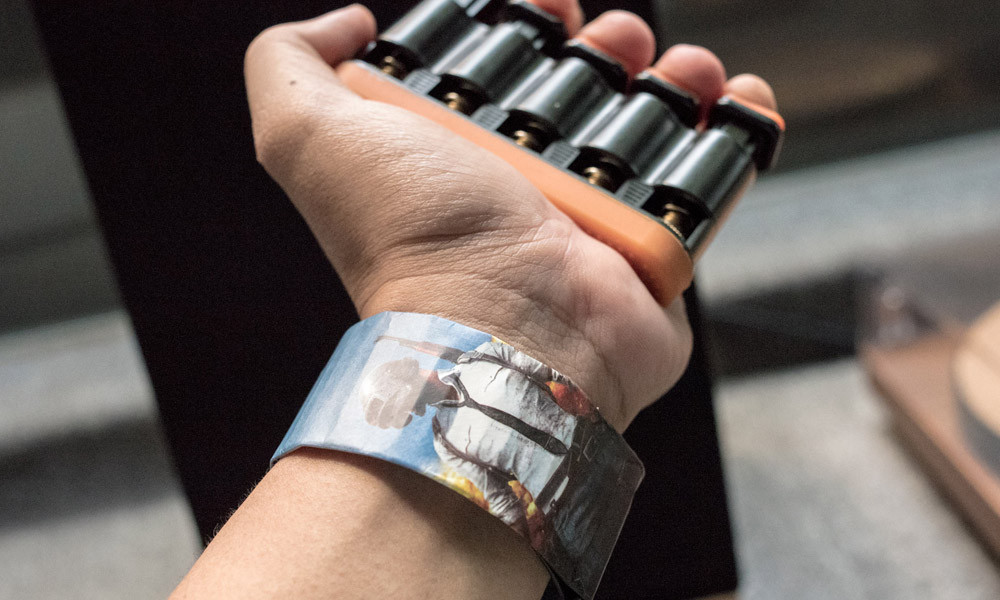 Thiết kế của Paprcuts Watch rất đơn giản: nó là một chiếc vòng tay bằng giấy, có ngàm giữ bằng nam châm. Nếu chỉ nhìn qua loa, người dùng sẽ ngay lập tức nghĩ đây chỉ là một món đồ chơi trẻ em. Và trải nghiệm thực tế, rất nhiều người cho rằng, sản phẩm này giống hệt những chiếc đồng hồ giấy tự làm của trẻ em ngày xưa.