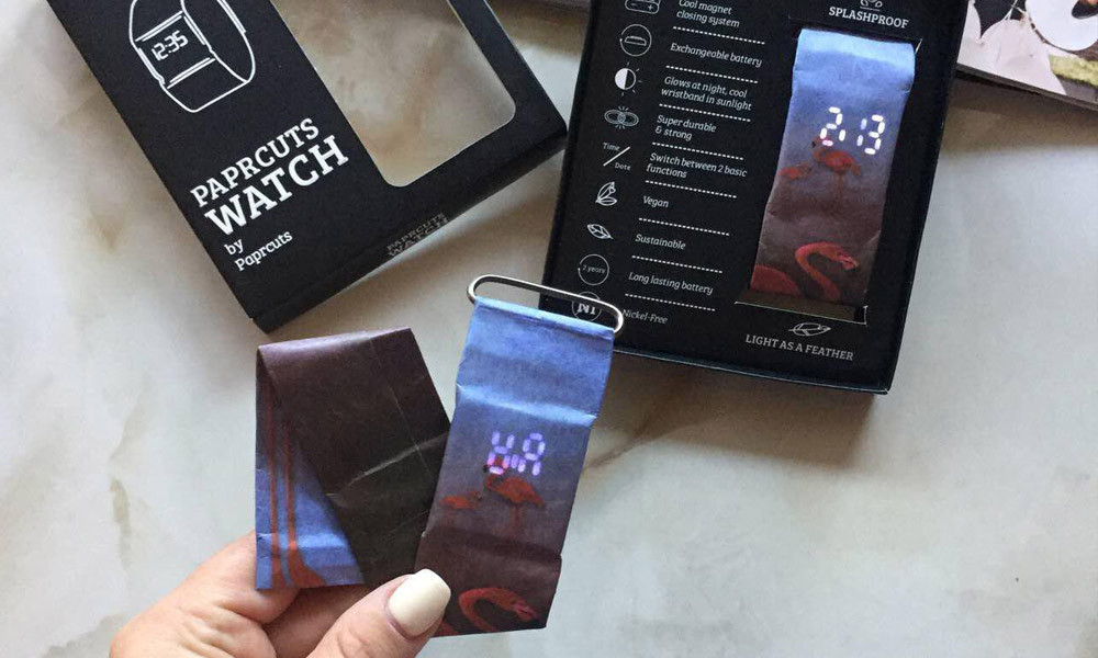 Trọng lượng của chiếc đồng hồ này chỉ 25g. Chất liệu làm từ giấy Tyvek, với độ bền cao, có chống nước. Thời lượng pin lên tới 2 năm.