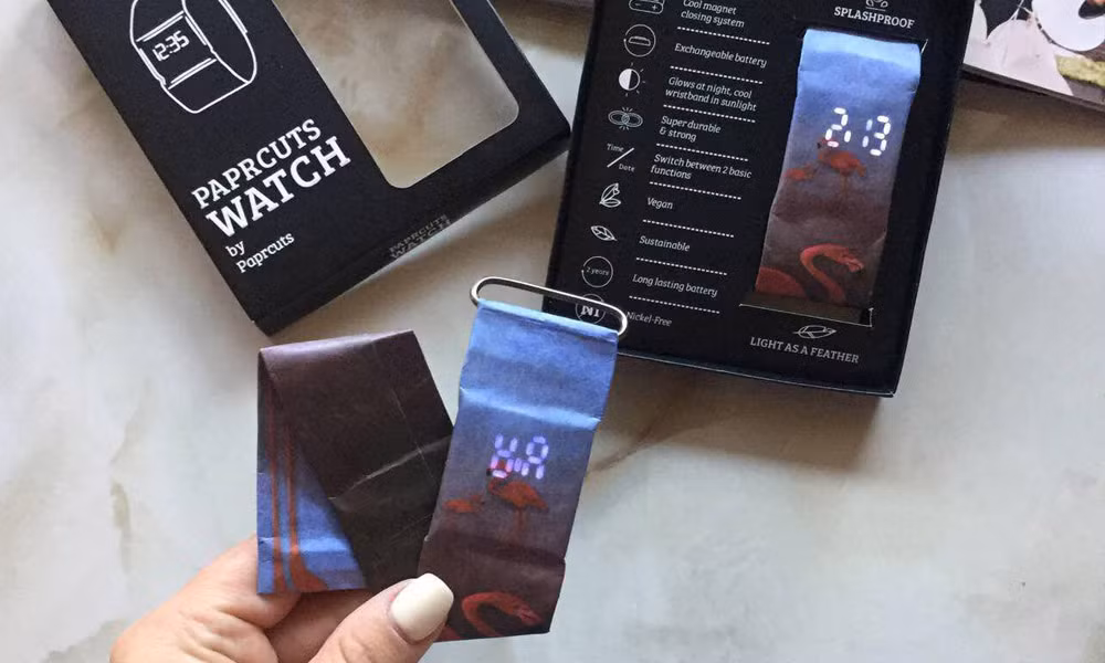 Trọng lượng của chiếc đồng hồ này chỉ 25g. Chất liệu làm từ giấy Tyvek, với độ bền cao, có chống nước. Thời lượng pin lên tới 2 năm.