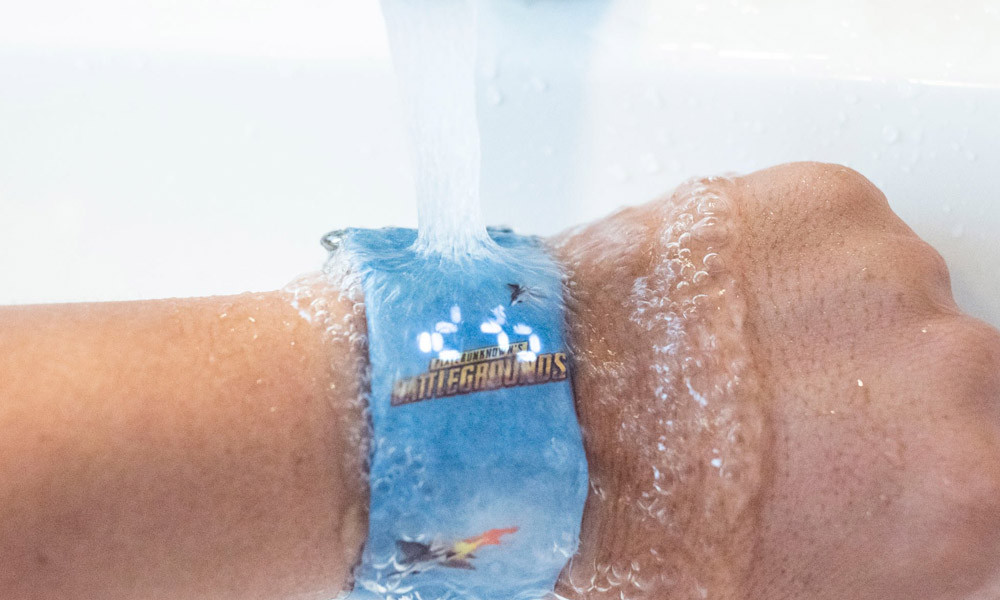 Được làm từ chất liệu giấy tổng hợp Polyetylen, có mật độ cao Tyvek, chiếc đồng hồ Paprcuts Watch này rất bền. Nó có khả năng chống nước nhẹ (đi mưa thoải mái, nhưng không nên đeo khi đi bơi, đi tắm).