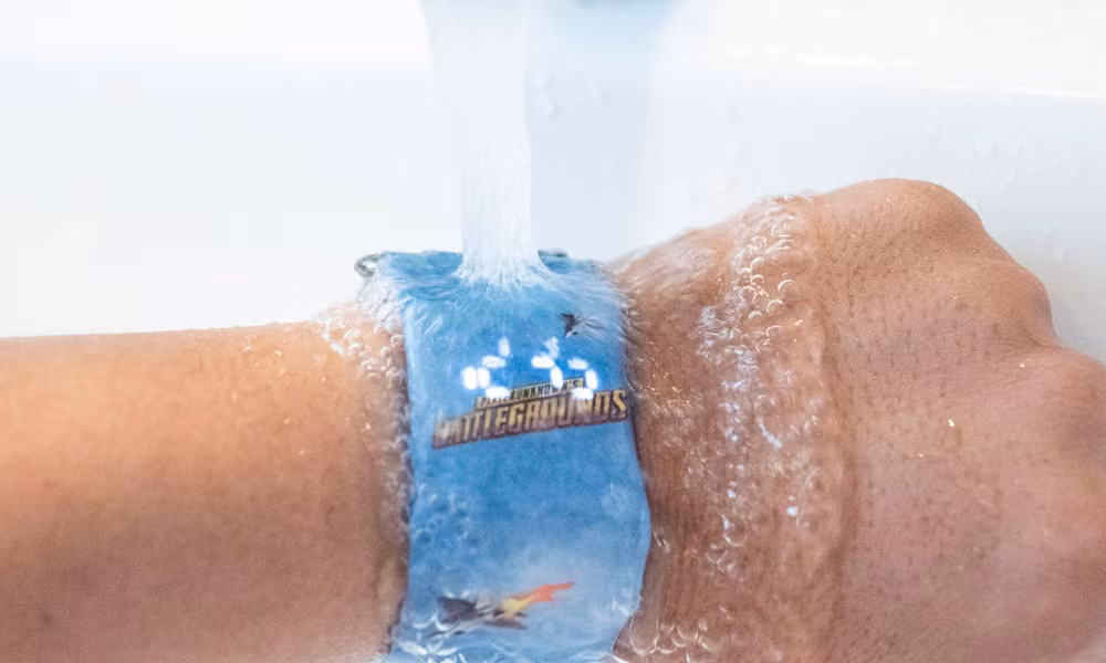 Được làm từ chất liệu giấy tổng hợp Polyetylen, có mật độ cao Tyvek, chiếc đồng hồ Paprcuts Watch này rất bền. Nó có khả năng chống nước nhẹ (đi mưa thoải mái, nhưng không nên đeo khi đi bơi, đi tắm).