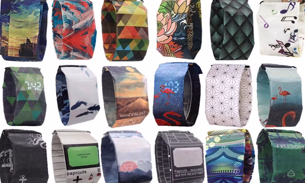 Ở mặt chính của chiếc đồng hồ là bộ hiển thị thời gian. Paprcuts Watch cung cấp một nút nhấn nhỏ ngay bên dưới dãy đèn led để người dùng thay đổi kiểu hiển thị: xem giờ hoặc xem ngày tháng. Sản phẩm được bán với mức giá rất dễ tiếp cận: chỉ khoảng 20 USD (dưới 400.000 đồng).