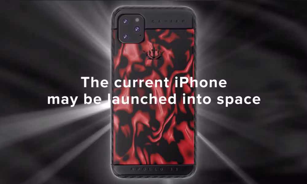 Đúng như cái tên mang đậm cảm hứng tàu vũ trụ Apollo 11, chiếc iPhone độc đáo này được thiết kế với ba màu chủ đạo: đỏ, đen pha xám, tượng trưng cho lửa, nước và sương khói. Phía trên, bên cạnh cụm cam vuông 3 thấu kính, là dòng chữ CAVIAR khắc đậm. Phía dưới là dòng chữ Apollo 11. Vị trí logo táo khuyết ở mặt lưng được Caviar thay bằng chiếc vương miện sang xịn mịn của hãng.