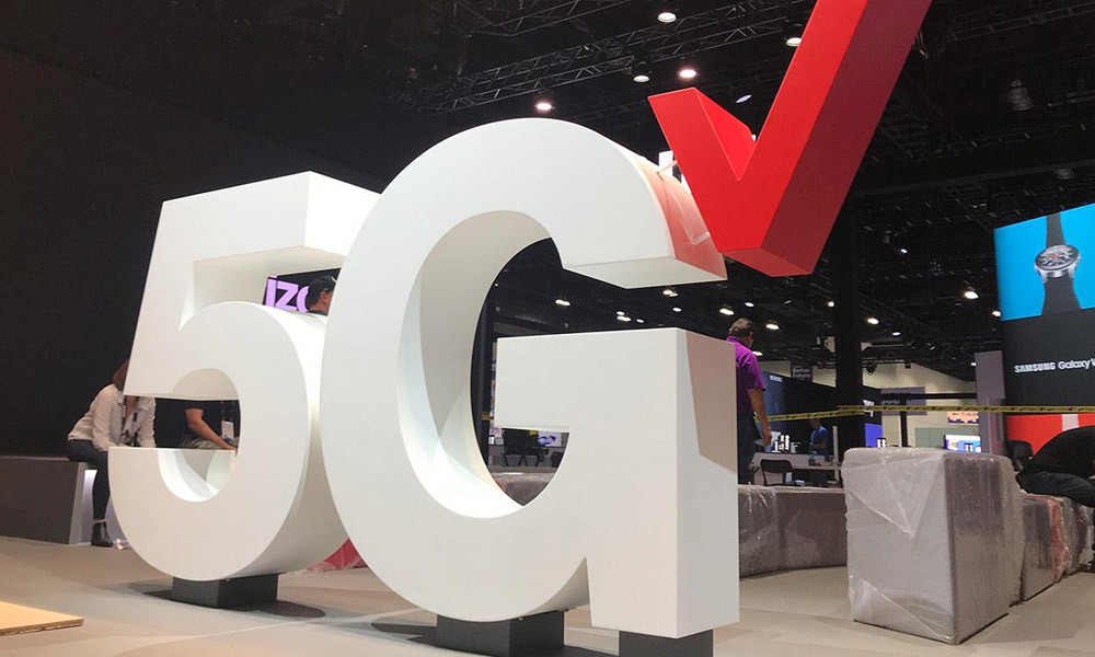 Điểm thứ ba: Người dùng sẽ phải gánh mức chi phí cao hơn cho mạng di động: Sở hữu một smartphone cao cấp, tích hợp 5G với mức giá đắt đỏ chỉ là điều kiện cần. Điều kiện đủ, là người dùng phải đăng ký sử dụng sim 5G với nhà mạng. Việc các nhà mạng chi hàng tỷ USD để đầu tư, nâng cấp hạ tầng mạng, nhằm đảm bảo tốc độ mạng 5G, chắc chắn sẽ khiến giá thành mạng 5G đội lên rất cao. Ví dụ: Nhà mạng Verizon của Mỹ phụ thu thêm 10 USD mỗi tháng của người dùng muốn trải nghiệm mạng 5G. Còn nhà mạng Vodafone ở châu Âu thì tính cước bằng các gói 5G không giới hạn dung lượng, nhưng chia theo tốc độ tối đa.