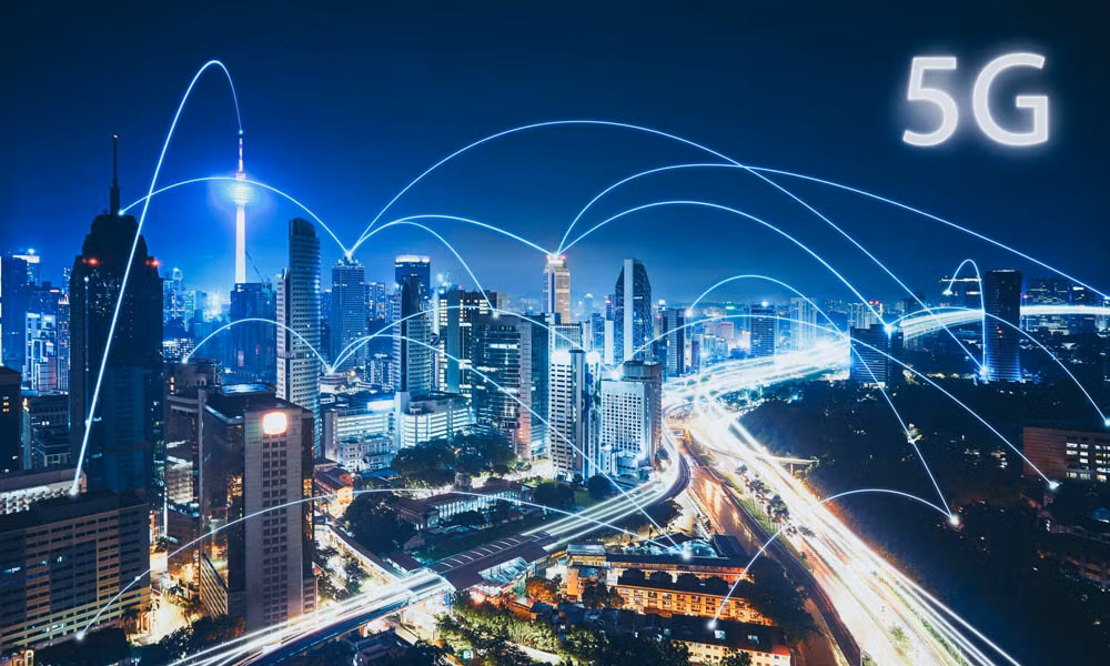 Dù bạn có quyết định nâng cấp lên mạng di động 5G, hay vẫn ở lại với 4G LTE, thì cơn bão này cũng đã bắt đầu càn quét tới mọi ngõ ngách công nghệ. Các thiết bị vận hành trên nền tảng siêu tốc độ 5G đã được test ở Mỹ, châu Âu, châu Á và nhiều nơi trên thế giới (trong đó có cả Việt Nam) Dù kết quả hoạt động mạng 5G vô cùng ấn tượng, cũng đã bộc lộ rất nhiều vấn đề nan giải.