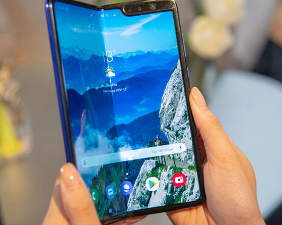 Đình đám nhất có lẽ là sự ra đời của Samsung Fold. Gã khổng lồ Hàn Quốc đã tung ra một chiếc điện thoại màn hình gập cong làm đôi. Tuy nhiên khi vừa phát hành, mẫu smartphone này đã gặp phải rất nhiều lỗi liên quan tới cơ chế gập chưa hoàn chỉnh. Từ vị thế dẫn đầu, Samsung Fold trở thành một quả bom xịt khiến chúng ta liên tưởng về cuộc đại khủng hoảng khiến hãng công nghệ xứ sở Kim Chi phải lao đao khốn đốn, vì lỗi cháy nổ pin do mẫu Note 7 gây ra năm nào.