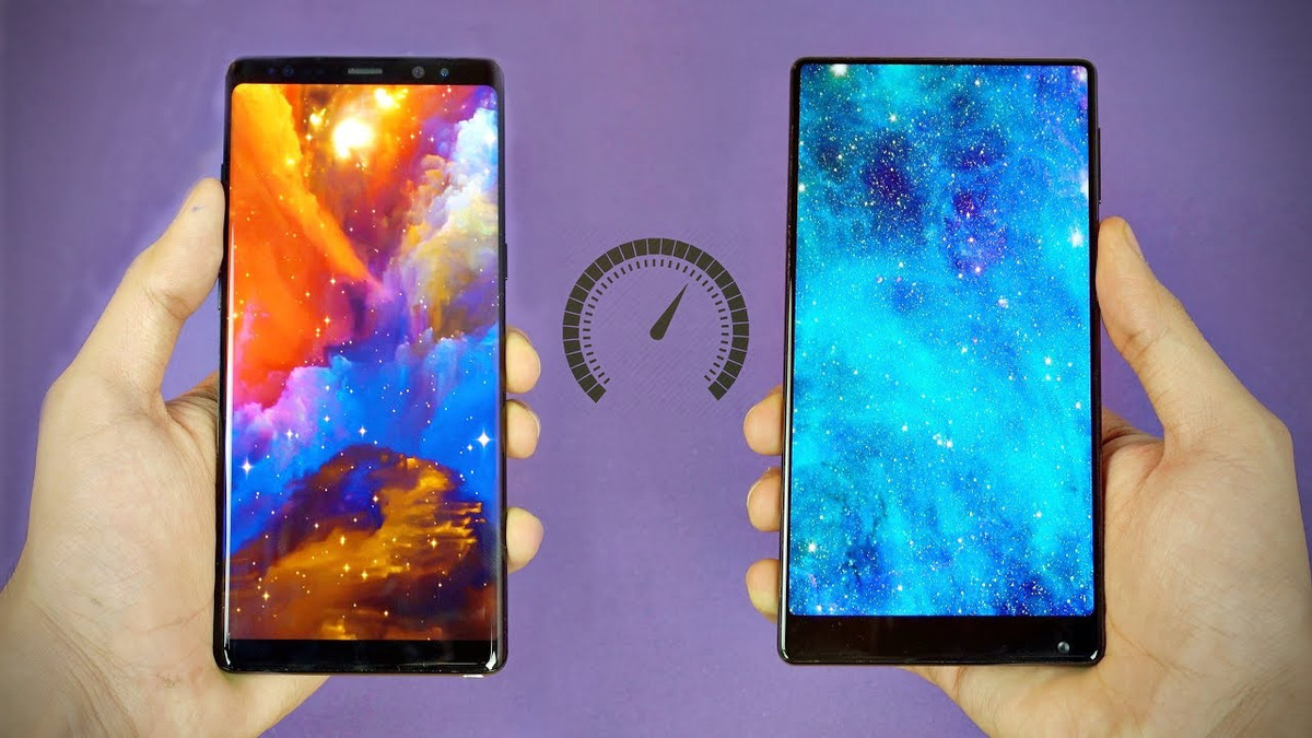 “Gọt cằm” cũng là một hot trend mới, được nhiều hãng theo đuổi. Chiếc Samsung Note 9 được hãng cắt gọt 2 phần viền trên và dưới, tăng kích thước màn hình lên. Trong khi đó, hai mẫu Mi Mix 2 và Mi Mix 2S thì được vắt mỏng cả 3 cạnh: trái phải và trên. Cụm camera được đẩy xuống cạnh dưới, đem lại một mặt trước thoáng đãng, giúp tăng đáng kể tỷ lệ hiển thị của màn hình.