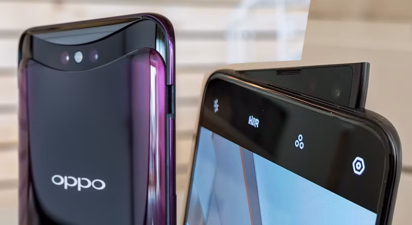 Giấu lên trên, giấu xuống dưới chán chê, các nhà sản xuất bắt đầu… giấu vào trong. Thật vậy, camera selfie của chiếc OPPO Find X đã được hãng ẩn hẳn xuống bên dưới màn hình. Để truy cập, người dùng sẽ phải đẩy tay trượt phần màn hình xuống, khi đó, camera sẽ lộ lên. Hoặc mới đây nhất là mẫu OPPO Reno, với thiết kế camera trượt ra vào như rẻ quạt.