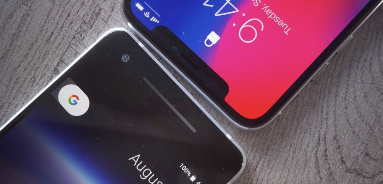 iPhone từng dẫn đầu làng công nghệ với trào lưu thiết kế màn hình “tai thỏ”: nhét camera trước cùng với cụm loa và cảm biến tiệm cận che lên một phần hiển thị của màn hình. Các hãng Android đã kế thừa và thậm chí còn phát huy xu hướng này thành màn hình giọt nước: tích hợp duy nhất một camera tròn ở giữa, phía trên màn hình. Đây là 2 hot trend thời gian vừa qua.