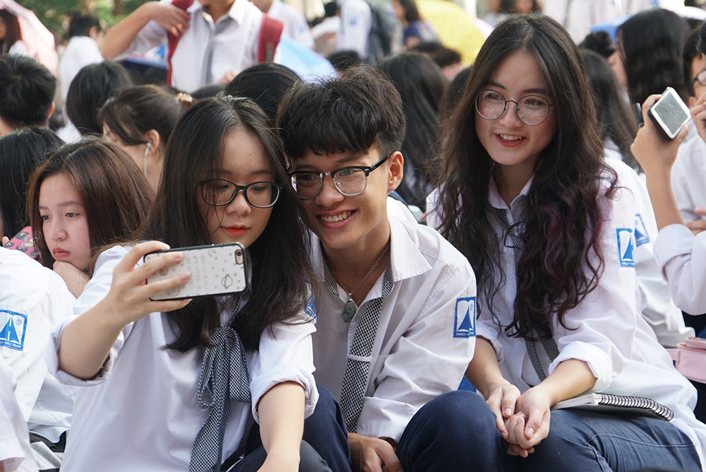 Thị trường điện thoại hiện nay cũng có rất nhiều sự lựa chọn hợp ví, rẻ và không kém phần "ngon, bổ". Hầu hết các máy trong tầm giá 5-7 triệu đồng của các hãng: Samsung, Oppo, Vivo, Huawei… đều sở hữu thiết kế bắt mắt, cấu hình tốt, camera đẹp và nhiều công nghệ tiên tiến khác, như: sạc nhanh không dây, bảo mật nhận diện khuôn mặt…