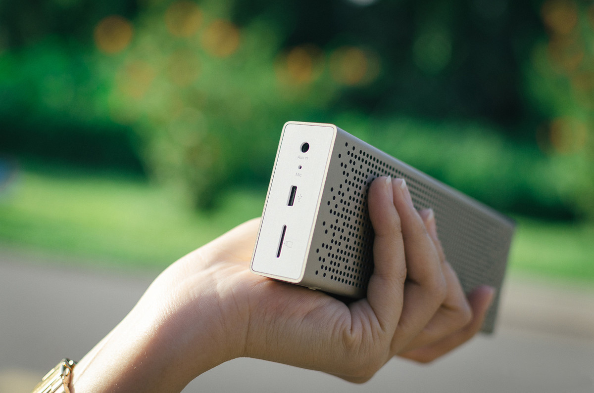 Trong các buổi ngoại khoá, các hoạt động ngoài trời hoặc tự học nghe ngoại ngữ tại nhà, loa di động là một món đồ công nghệ không thể thiếu đối với các sinh viên. Một sản phẩm loa bluetooth nhỏ gọn, dễ dàng cất vào balo mang đi lại, sở hữu kết nối không dây với điện thoại, laptop… hiện có giá rất dễ chịu, chỉ dưới 1 triệu đồng, như: LG Xboom, Anker Soundcore, Samsung bottle, Sony XB, X-mini, JBL go, Xiaomi Square…