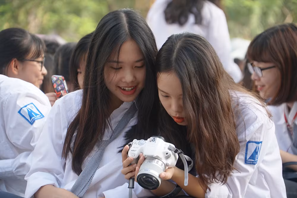 Thời gian gần đây, việc sinh viên sở hữu máy ảnh cũng trở nên phổ biến, đặc biệt là với các ngành báo chí, truyền thông, quảng cáo... Các hãng Canon, Nikon, Sony, Fujifilm, Pentax… cũng tung ra rất nhiều mẫu máy Mirrorless nhỏ gọn, với sức mạnh đáp ứng tốt các nhu cầu nhiếp ảnh cơ bản trong tầm giá 10 triệu đồng, như: Canon M5, Sony a6000, Fujifilm XT-100…