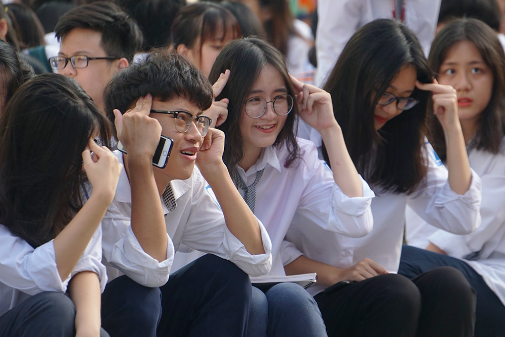 Với những tân sinh viên, việc chọn mua điện thoại, máy tính… giữa một rừng quảng cáo, luôn là một lựa chọn rất đau đầu. Dù hầu hết các cửa hàng đều có những ưu đãi giảm giá, trả góp… dành cho sinh viên, nhưng chọn được thiết bị công nghệ giá rẻ, bền nhất có thể vẫn là một việc rất khó.