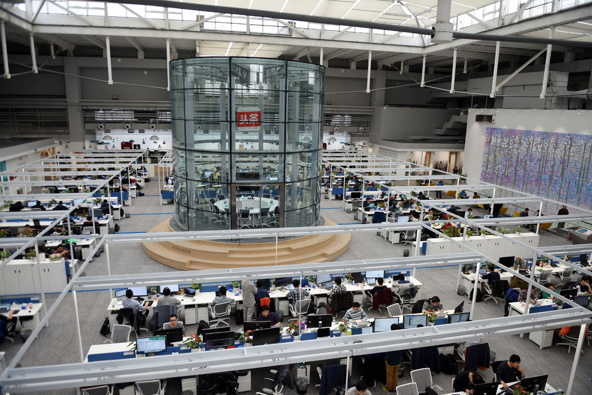 ByteDance đặt mục tiêu vào thị trường nước ngoài bao gồm Mỹ. Ngay từ sớm, ByteDance đã cố gắng phát triển bên ngoài Trung Quốc và TikTok tất nhiên chỉ là một trong những sản phẩm quốc tế của công ty. Ngoài ra, có thể kể đến TopBuzz, một nền tảng đề xuất những video và bài viết "hot" cho người dùng và BaBe, một ứng dụng tổng hợp tin tức ở Indonesia.