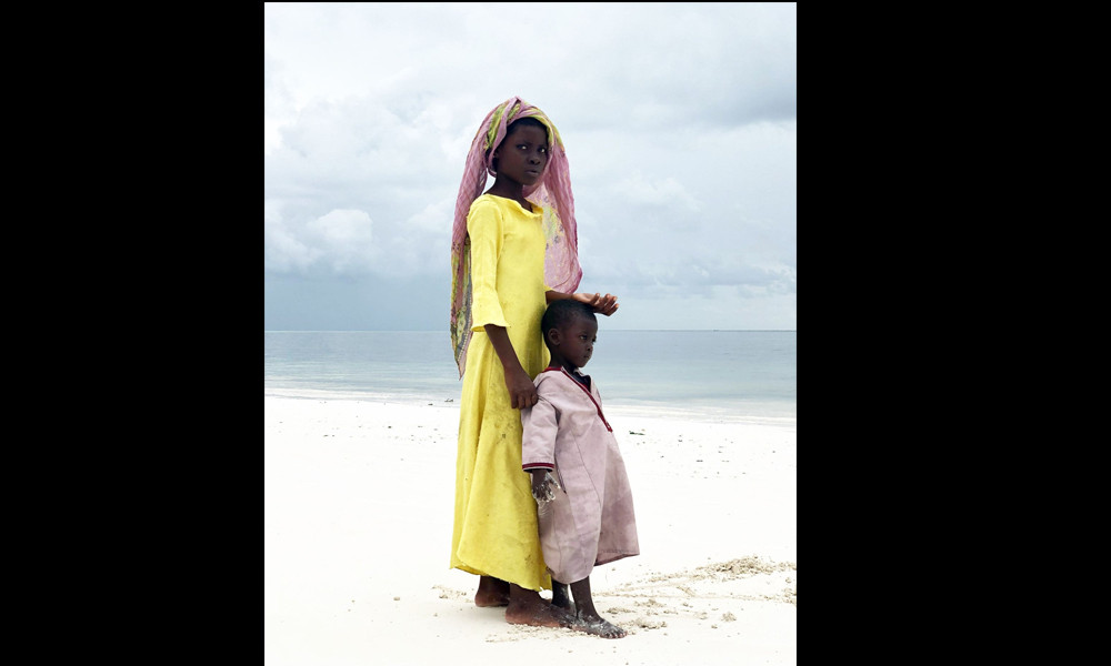 Giải đặc biệt Grand Prize thuộc về tác giả Gabriella Cigliano (ảnh chụp bằng iPhone X). Bức ảnh được chụp tại Zanzibar, Châu Phi, nơi tác giả đang dạy học. Đây là lần đầu tiên, hai mẹ con người bản địa được chụp ảnh.