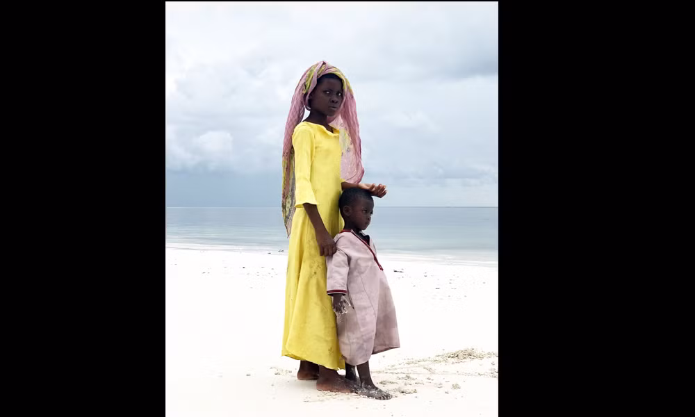 Giải đặc biệt Grand Prize thuộc về tác giả Gabriella Cigliano (ảnh chụp bằng iPhone X). Bức ảnh được chụp tại Zanzibar, Châu Phi, nơi tác giả đang dạy học. Đây là lần đầu tiên, hai mẹ con người bản địa được chụp ảnh.