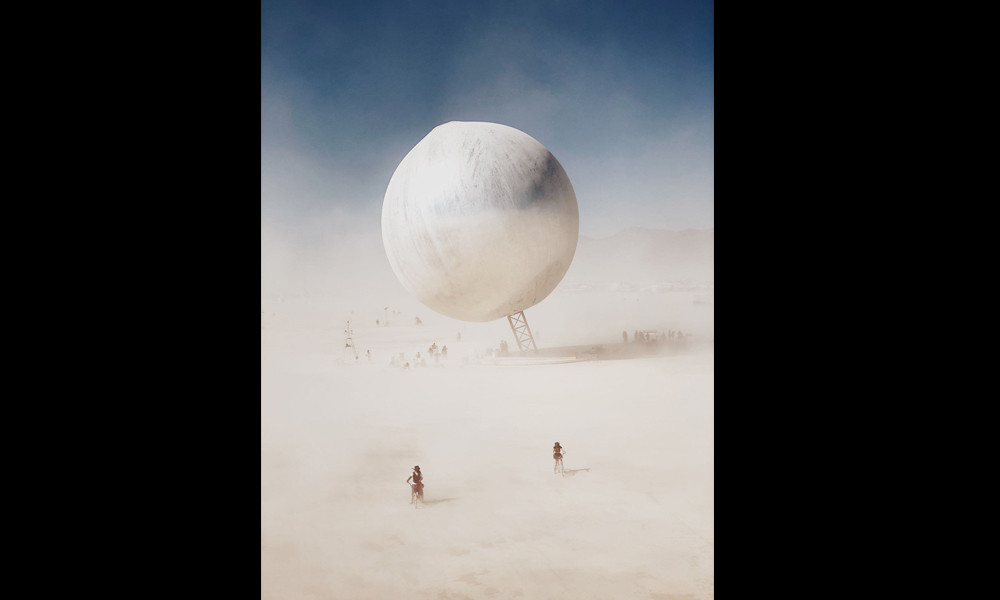 Giải Ba chung cuộc thuộc về tác giả Peng Hao (ảnh chụp bằng iPhone X). Tác phẩm có tên “Come Across", chụp tại lễ hội Burning Man diễn ra ở Nevada, Mỹ, mô tả cảnh hai người trong cơn bão cát và một qủa bóng khổng lồ phía sau tạo nên cảnh tượng rất đặc biệt.