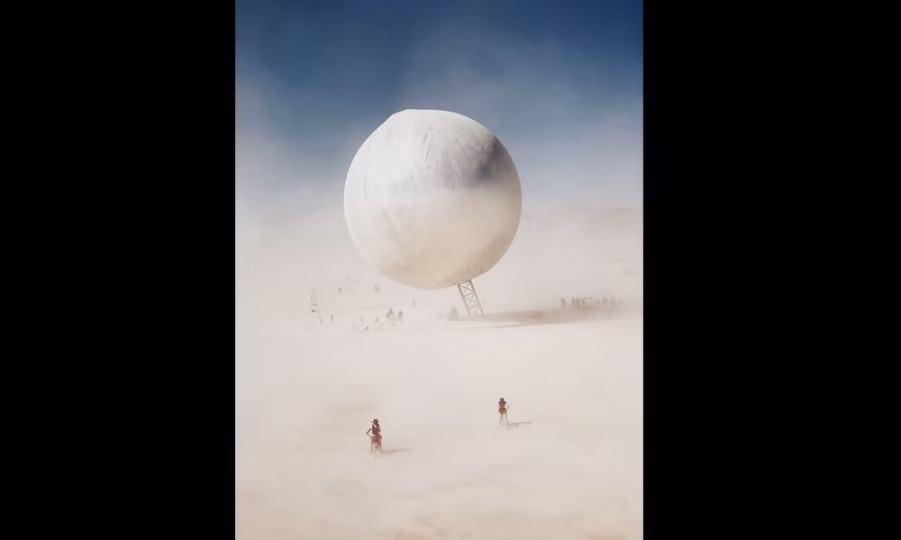 Giải Ba chung cuộc thuộc về tác giả Peng Hao (ảnh chụp bằng iPhone X). Tác phẩm có tên “Come Across", chụp tại lễ hội Burning Man diễn ra ở Nevada, Mỹ, mô tả cảnh hai người trong cơn bão cát và một qủa bóng khổng lồ phía sau tạo nên cảnh tượng rất đặc biệt.