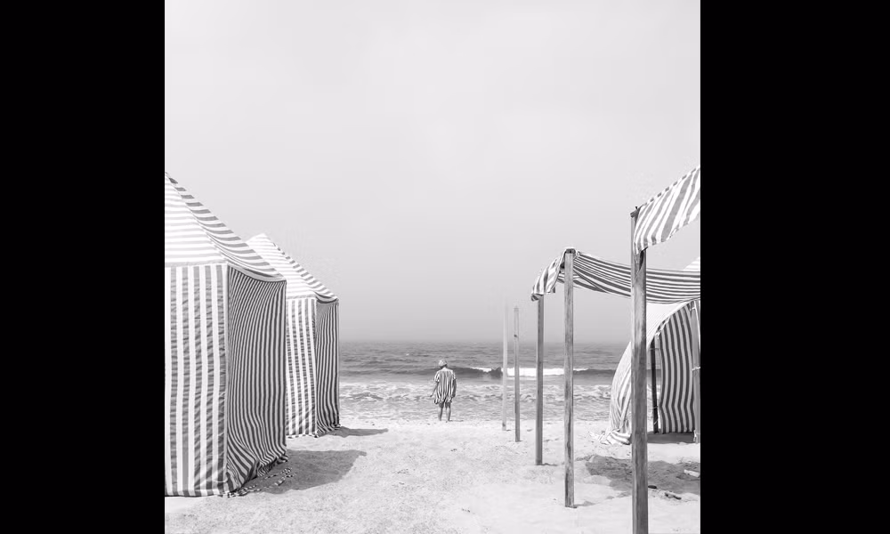 Giải nhất chung cuộc: thuộc về tác giả Diogo Lage (ảnh chụp bằng iPhone SE). Bức ảnh được chụp tại bãi biển Santa Rita, Bồ Đào Nha, với tên gọi “Sea Stripes", nhấn mạnh vào những đường kẻ trên các túp lều, những cây cột gỗ, sóng biển, đường chân trời và bãi cát.