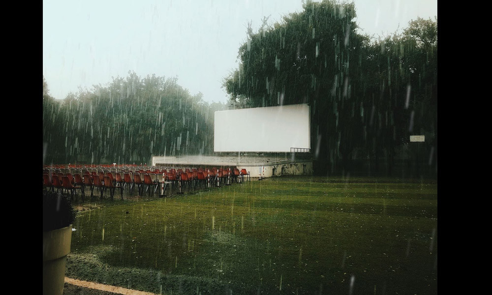 Giải Nhì chung cuộc thuộc về Yuliya Ibraeva (ảnh chụp bằng iPhone 7 Plus). Tác phẩm theo trường phái siêu thực có tên gọi “Sorry, no movie today", được chụp tại Ý, mô tả cảnh rạp chiếu phim công cộng phải huỷ suất chiếu vì mưa.