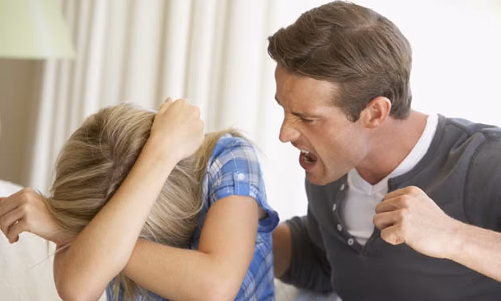 Sau đó, người vợ đã đệ đơn tố giác bạo hành lên sở cảnh sát địa phương. Khi biết chuyện, gia đình hai bên chẳng những không khuyên bảo người chồng, mà còn ra sức lên án và tạo sức ép để vợ của Nagaraju phải rút lại đơn tố cáo. Câu chuyện trên là bài học cho các bậc làm cha làm mẹ về việc cho con cái mượn, sử dụng điện thoại. Và đây cũng là ví dụ cho việc để những ứng dụng cá nhân rơi vào tay người khác sẽ dễ tạo ra hậu quả như thế nào. Ảnh minh họa.