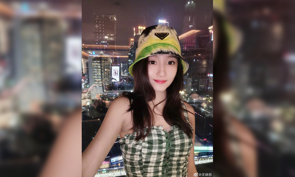 Màu da của nữ diễn viên Guan Xiaotong hiện lên sáng trắng, chân thật và mịn màng, chứ không đem lại cảm giác ảo diệu, mờ mịt và mất hết chi tiết trên da như một số ứng dụng làm trắng hoặc công nghệ chụp hình trứ danh của OPPO.