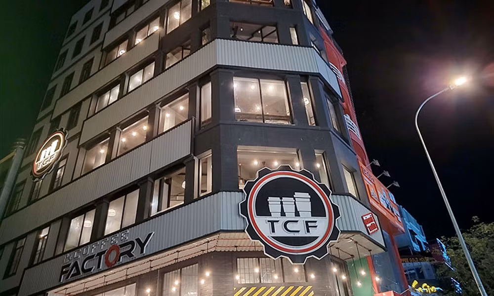 Tuy nhiên khi bật chế độ ban đêm lên, máy lại xử lý tốt, đẩy sáng lên để lấy nhiều chi tiết hơn mà vẫn không bị gắt, dù màu sắc đã bị nhạt bớt so với chế độ tự động (giảm độ tương phản).