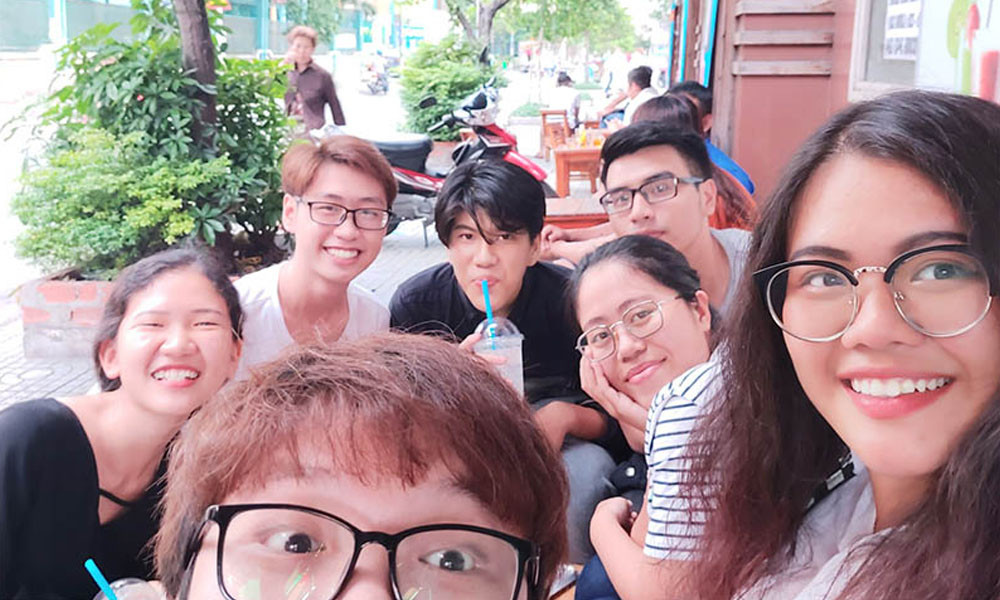 Máy cũng hỗ trợ chế độ chụp chân dung nhóm, cùng lúc nhận diện và xử lý nhiều khuôn mặt.