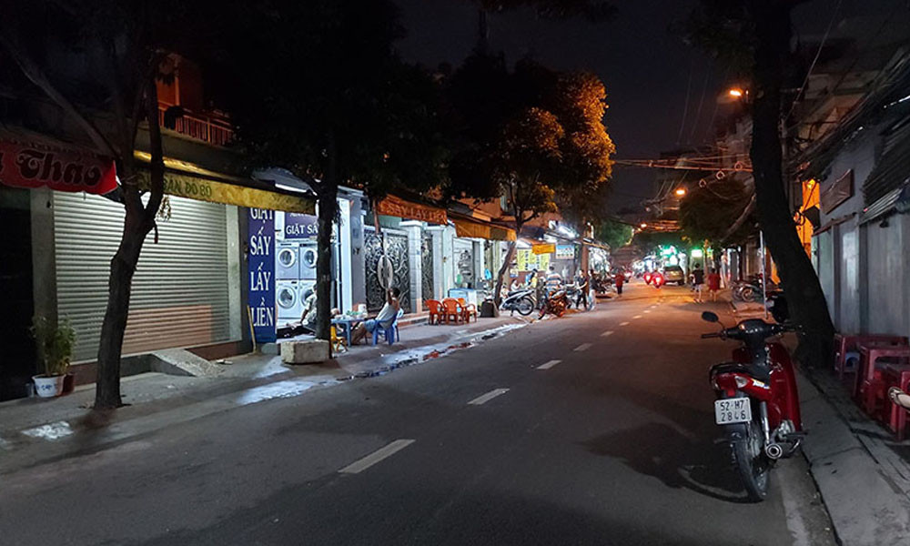 Trong điều kiện thiếu sáng ban đêm, camera chế độ thường trên chiếc A80 đã bắt đầu đuối sức, mất chi tiết vùng tối.