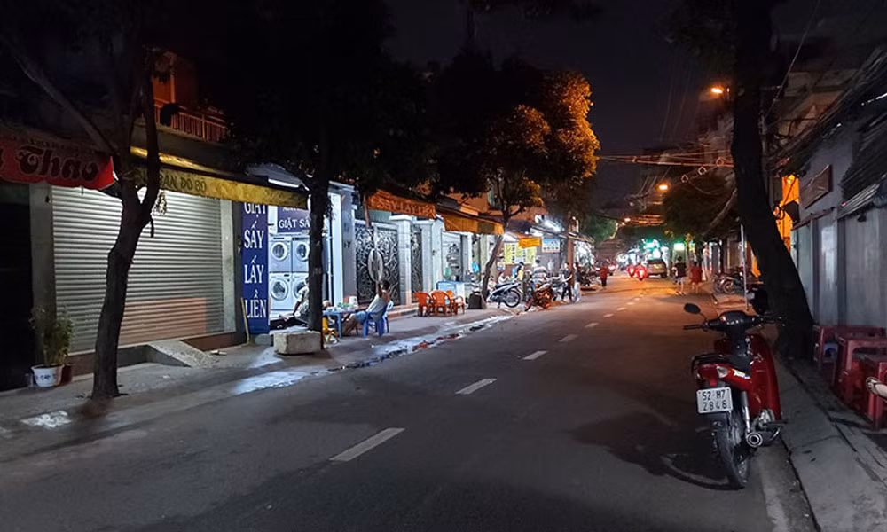 Trong điều kiện thiếu sáng ban đêm, camera chế độ thường trên chiếc A80 đã bắt đầu đuối sức, mất chi tiết vùng tối.