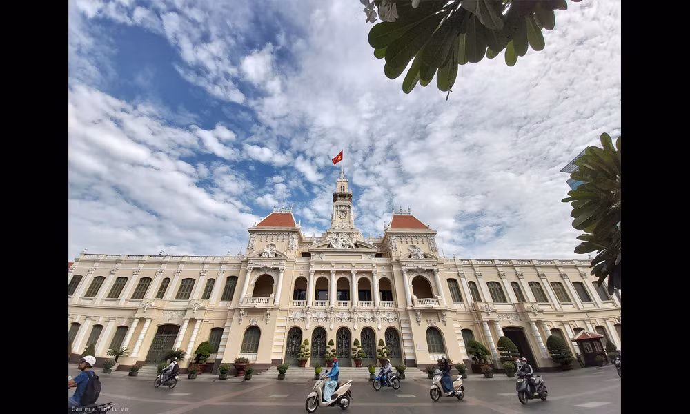 Camera góc siêu rộng này đặc biệt sẽ rất hữu ích với những bạn trẻ thích du lịch và chụp ảnh phong cảnh. Tuy nhiên, nhiều khi bức ảnh được thể hiện rộng quá mức cũng khiến người xem tức mắt khi chưa quen với chế độ camera này.