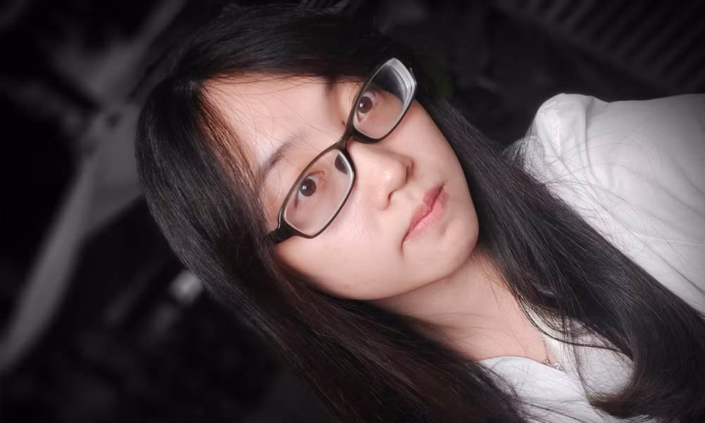 Khi kích hoạt chế độ chụp chân dung selfie, camera của A80 cho ra màu sắc rất tốt, phù hợp với điều kiện ánh sáng môi trường xung quanh. Da mặt cũng được thuật toán AI xử lý để nịnh mắt hơn.