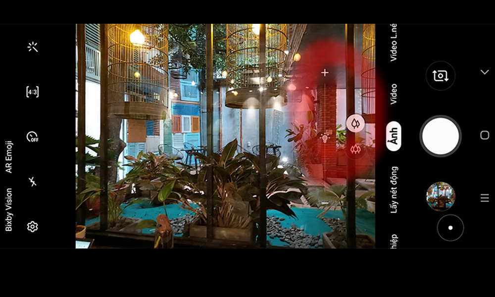 Trong điều kiện ánh sáng phức tạp, người dùng chỉ cần nhấn vào một điểm bất kỳ trên màn hình live view của camera. Ngoài đo nét vào điểm chạm, thanh đo sáng thủ công EV sẽ hiện ngay lập tức, để người dùng tinh chỉnh lại theo ý thích một cách tiện lợi.