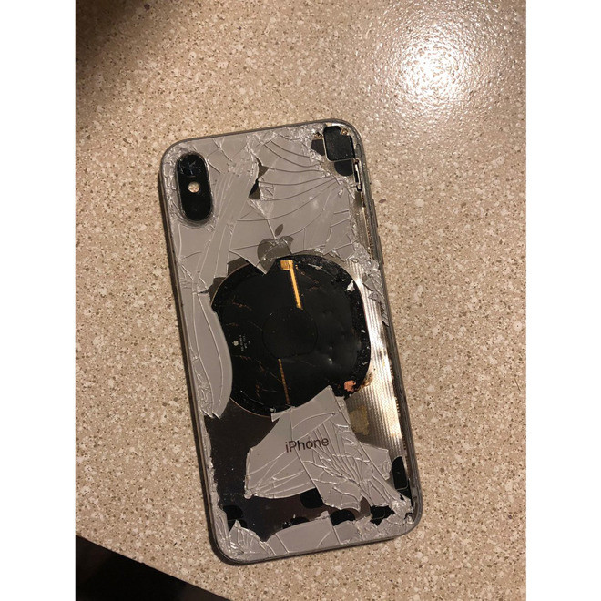 Cách đây ít lâu, hồi tháng 10/2018, khi đang cập nhật lên phiên bản iOS 12.1, chiếc iPhone X của một người đàn ông đang sống ở Mỹ đột ngột phát nổ. Theo Rahel Mohamad, ngay khi anh rút dây sạc ra khỏi chiếc iPhone đang trong quá trình update, những cuộn khói màu xám đen bốc lên. Chiếc iPhone X đã thông báo cập nhật thành công, vừa đúng lúc nó phát lửa và bốc cháy. Không rõ việc update phiên bản iOS mới, hay việc sử dụng sạc và dây dẫn tới vụ cháy, tuy nhiên Apple vẫn luôn thông báo và bắt buộc người dùng phải cắm sạc iPhone, hoặc đảm bảo thiết bị trên 50% pin thì mới được cập nhật.