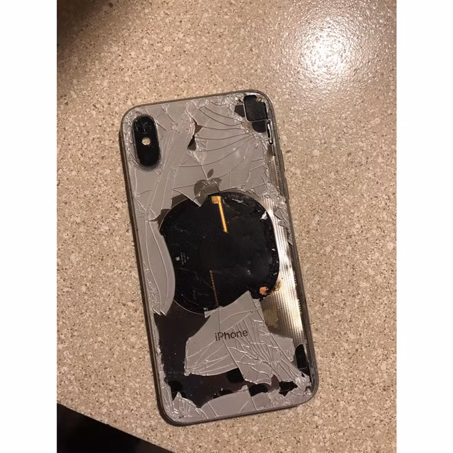 Cách đây ít lâu, hồi tháng 10/2018, khi đang cập nhật lên phiên bản iOS 12.1, chiếc iPhone X của một người đàn ông đang sống ở Mỹ đột ngột phát nổ. Theo Rahel Mohamad, ngay khi anh rút dây sạc ra khỏi chiếc iPhone đang trong quá trình update, những cuộn khói màu xám đen bốc lên. Chiếc iPhone X đã thông báo cập nhật thành công, vừa đúng lúc nó phát lửa và bốc cháy. Không rõ việc update phiên bản iOS mới, hay việc sử dụng sạc và dây dẫn tới vụ cháy, tuy nhiên Apple vẫn luôn thông báo và bắt buộc người dùng phải cắm sạc iPhone, hoặc đảm bảo thiết bị trên 50% pin thì mới được cập nhật.