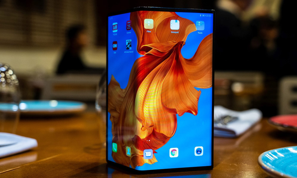 Chiếc Huawei Mate X dù chưa bị ghi nhận các lỗi nghiêm trọng như trên Galaxy Fold, nhưng vẫn vắng bóng một cách bí ẩn. Dù đã được ra mắt tại rất nhiều nơi trên thế giới, trong đó có cả Việt Nam vào tháng 3/2019, tuy nhiên thời gian mở bán vẫn chưa được Huawei ấn định. Hãng cũng đã thông báo cần thêm thời gian để hoàn thiện sản phẩm trước khi bán ra.