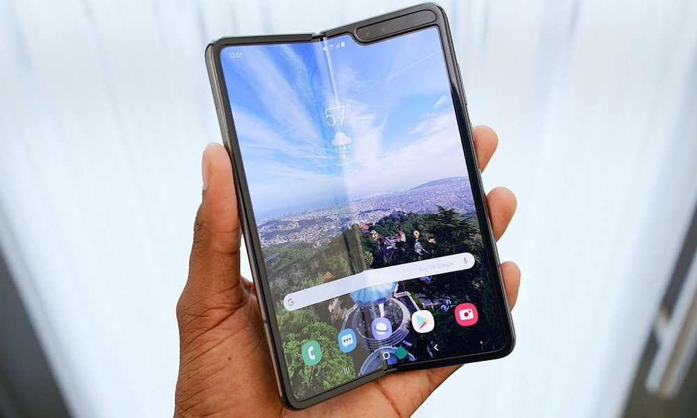 Ngay khi bản thử nghiêm được giao đến tay các chuyên gia, chiếc Samsung Galaxy Fold bộc lộ yếu điểm chết người: cơ chế đóng mở chưa hoàn thiện, khiến màn hình của chiếc máy này rất dễ hỏng. Thậm chí tấm màn hình dẻo này mong manh đến nỗi, có thể bóc lớp phim bảo vệ bằng tay.