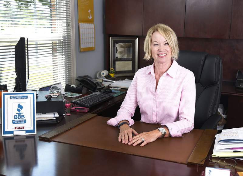 Bà Marjorie Stephens - CEO của quỹ hoạt động phi lợi nhuận BBB, Mỹ, đã vạch trần những chiêu trò tấn công rất tinh vi của tin tặc, nhắm vào chính đồng nghiệp cấp dưới. Đầu tiên, những kẻ tin tặc sẽ giả mạo số điện thoại tổng đài của Apple, nói rằng máy chủ của hãng đã gặp trục trặc và thông tin về tài khoản của bạn rất có thể đã bị lộ. Chúng sẽ thuyết phục bạn tin tưởng và yêu cầu hợp tác điều tra, tránh gây thiệt hại cho bản thân.