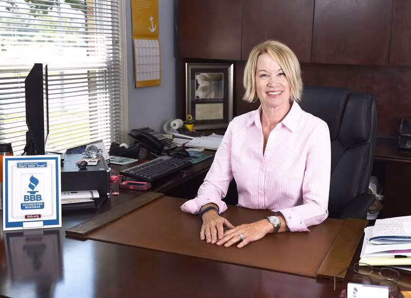 Bà Marjorie Stephens - CEO của quỹ hoạt động phi lợi nhuận BBB, Mỹ, đã vạch trần những chiêu trò tấn công rất tinh vi của tin tặc, nhắm vào chính đồng nghiệp cấp dưới. Đầu tiên, những kẻ tin tặc sẽ giả mạo số điện thoại tổng đài của Apple, nói rằng máy chủ của hãng đã gặp trục trặc và thông tin về tài khoản của bạn rất có thể đã bị lộ. Chúng sẽ thuyết phục bạn tin tưởng và yêu cầu hợp tác điều tra, tránh gây thiệt hại cho bản thân.