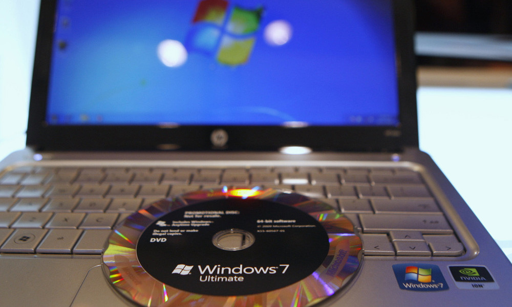 Nối gót Windows XP SP3, Microsoft dự kiến sẽ dừng hỗ trợ hệ điều hành Windows 7 vào thời điểm đầu năm 2020. Sau khi dừng hỗ trợ, người dùng sẽ không còn nhận được các bản cập nhật vá lỗi bảo mật nữa. Đây là một nguy cơ rất lớn đối với những ai còn đang trung thành với hệ điều hành này.