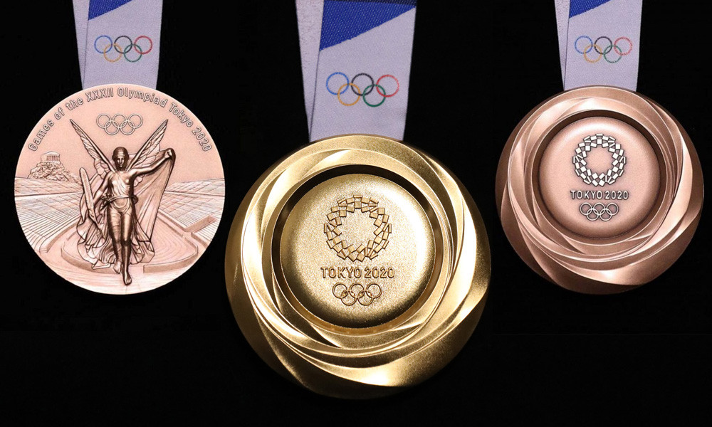 Theo đúng điều luật của IOC, cả ba tấm huy chương đều phải có đủ thông tin, logo 5 hình tròn kết hợp với nhau, tên của sự kiện, và nữ thần chiến thắng trong thần thoại Hy Lạp – Nike đứng trước sân vận động Panatheniac.