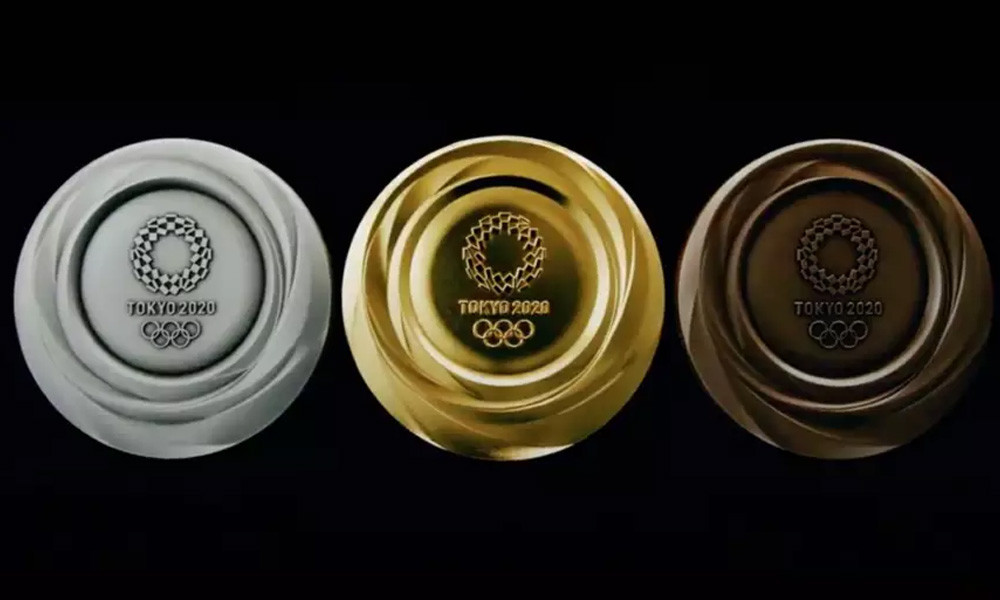 Có tới 2.400 điểm giao dịch của nhà mạng nội địa DOCOMO và 1.594 điểm thu hồi khác trên toàn đất nước mặt trời mọc đã tham gia vào quá trình tiếp nhận, thu gom rác điện tử. Tokyo tự hào là đơn vị đăng cai đầu tiên trên toàn thế giới sử dụng vật liệu tái chế để chế tác huy chương Olympic.