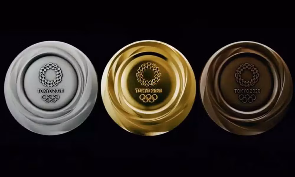 Có tới 2.400 điểm giao dịch của nhà mạng nội địa DOCOMO và 1.594 điểm thu hồi khác trên toàn đất nước mặt trời mọc đã tham gia vào quá trình tiếp nhận, thu gom rác điện tử. Tokyo tự hào là đơn vị đăng cai đầu tiên trên toàn thế giới sử dụng vật liệu tái chế để chế tác huy chương Olympic.