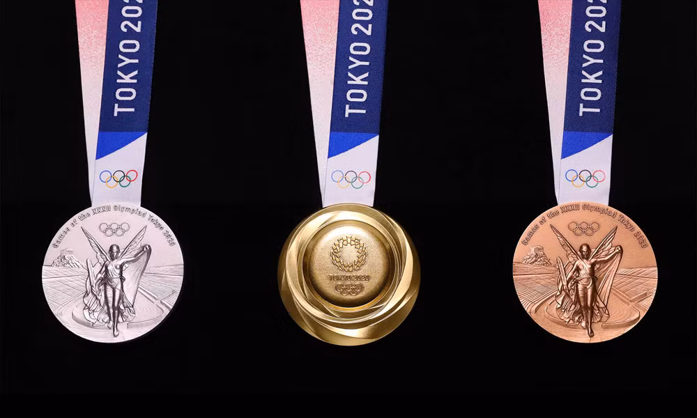 Mỗi tấm huy chương Olympic có đường kính 85mm, dày 12,1mm. Tấm huy chương vàng dùng 6 gram vàng mạ lên bề mặt bạc nguyên chất, còn huy chương đồng thì dùng một hợp kim có tỷ lệ 95% đồng và 5% kẽm.