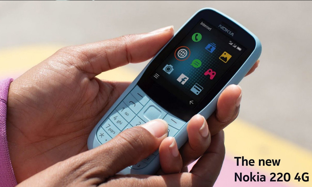  sẽ được cài đặt sẵn ứng dụng Facebook và trình duyệt web Opera mini khi bán ra. Đây được xem là những tính năng vô cùng độc đáo trên một chiếc điện thoại cơ bản. Ngoài tính năng giải trí cơ bản: nghe nhạc, nghe radio FM, HMD Global cũng trang bị cho Nokia 220 một camera sau với độ phân giải 0.3MP kết hợp với đèn chiếu sáng LED.