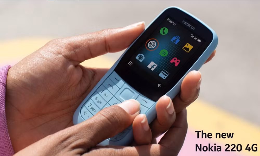  sẽ được cài đặt sẵn ứng dụng Facebook và trình duyệt web Opera mini khi bán ra. Đây được xem là những tính năng vô cùng độc đáo trên một chiếc điện thoại cơ bản. Ngoài tính năng giải trí cơ bản: nghe nhạc, nghe radio FM, HMD Global cũng trang bị cho Nokia 220 một camera sau với độ phân giải 0.3MP kết hợp với đèn chiếu sáng LED.